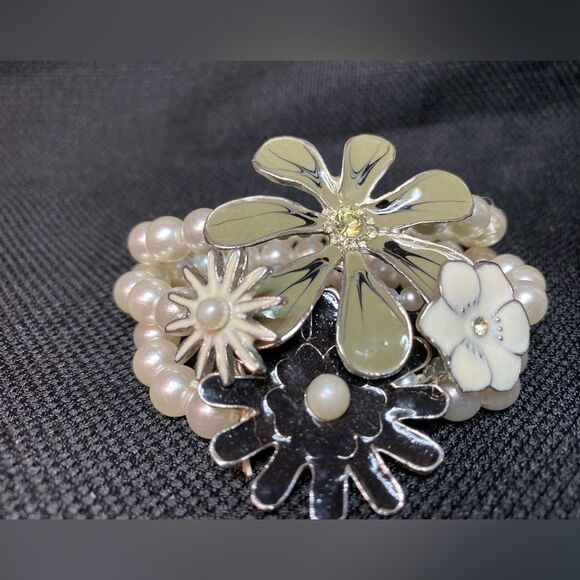Bangle Stretch flower bracelet with large daisy flower charms. - Picture 2 of 4